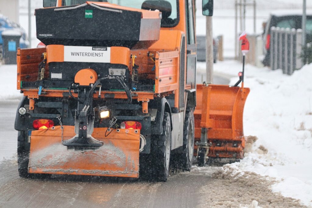 Winterdienst mit dem Fahrzeug für große Flächen